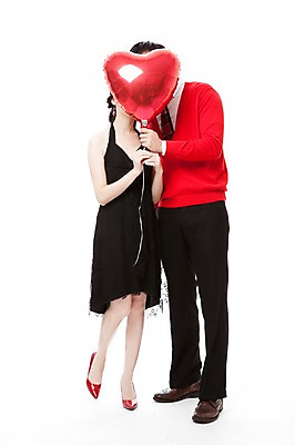 포토 JPG 스튜디오촬영 전신 커플 드레스 여자 남자 행복 구두 포즈 프로포즈 모션 서기 웃음 누끼 사람 동양인 이벤트 20대 두명 빨간색 파티 한국인 하이힐 스웨터 즐거움 풍선 얼굴가리기 청년만 성인만 국내포토 옷 감정 컬러 신발 상의 관계 실내 표정 인종 청년 가림 여성화 파일형식