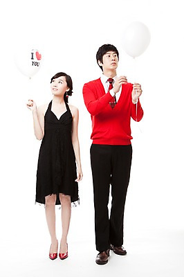 포토 JPG 스튜디오촬영 전신 커플 드레스 여자 남자 행복 구두 포즈 프로포즈 모션 서기 웃음 누끼 사람 동양인 이벤트 20대 두명 빨간색 파티 한국인 하이힐 스웨터 즐거움 풍선 청년만 성인만 국내포토 옷 감정 컬러 신발 상의 관계 실내 표정 인종 청년 여성화 파일형식