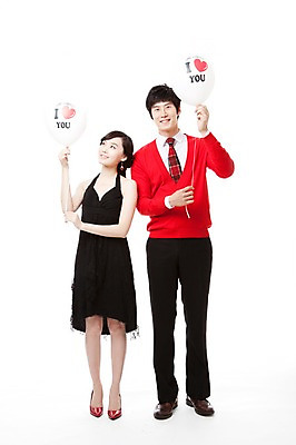 포토 JPG 스튜디오촬영 전신 커플 응시 드레스 여자 남자 행복 구두 포즈 프로포즈 모션 서기 웃음 누끼 사람 동양인 이벤트 20대 두명 앞모습 빨간색 파티 한국인 하이힐 스웨터 즐거움 풍선 청년만 성인만 국내포토 시선 옷 감정 뷰포인트 컬러 신발 상의 관계 실내 표정 인종 청년 여성화 파일형식