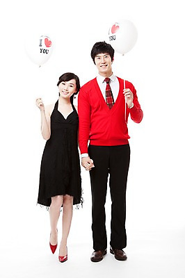 포토 JPG 스튜디오촬영 전신 커플 드레스 여자 남자 행복 구두 포즈 프로포즈 모션 서기 웃음 누끼 사람 동양인 이벤트 20대 두명 앞모습 빨간색 파티 손잡기 한국인 하이힐 스웨터 즐거움 풍선 청년만 성인만 국내포토 옷 감정 뷰포인트 컬러 신발 상의 관계 실내 표정 인종 청년 여성화 파일형식