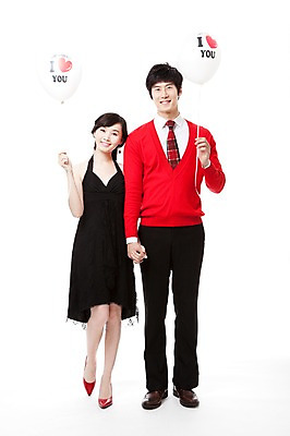 포토 JPG 스튜디오촬영 전신 커플 드레스 여자 남자 행복 구두 포즈 프로포즈 모션 서기 웃음 누끼 사람 동양인 이벤트 20대 두명 앞모습 빨간색 파티 손잡기 한국인 하이힐 스웨터 즐거움 풍선 청년만 성인만 국내포토 옷 감정 뷰포인트 컬러 신발 상의 관계 실내 표정 인종 청년 여성화 파일형식