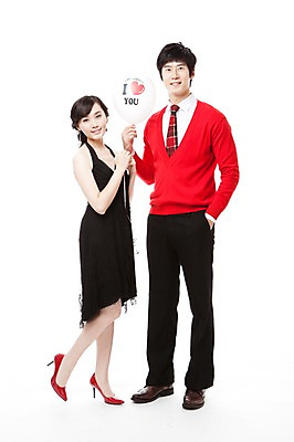포토 JPG 스튜디오촬영 전신 커플 드레스 여자 남자 행복 구두 포즈 프로포즈 모션 서기 웃음 누끼 사람 동양인 이벤트 20대 두명 앞모습 빨간색 파티 한국인 하이힐 스웨터 즐거움 풍선 청년만 성인만 국내포토 옷 감정 뷰포인트 컬러 신발 상의 관계 실내 표정 인종 청년 여성화 파일형식