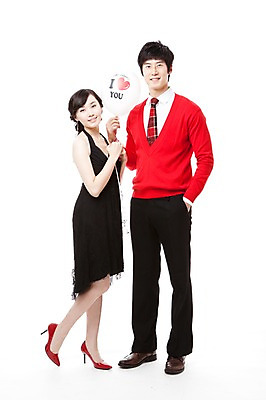 포토 JPG 스튜디오촬영 전신 커플 드레스 여자 남자 행복 구두 포즈 프로포즈 모션 서기 웃음 누끼 사람 동양인 이벤트 20대 두명 앞모습 빨간색 파티 한국인 하이힐 스웨터 즐거움 풍선 청년만 성인만 국내포토 옷 감정 뷰포인트 컬러 신발 상의 관계 실내 표정 인종 청년 여성화 파일형식
