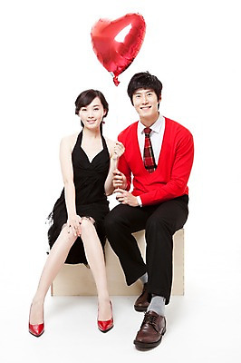 포토 JPG 스튜디오촬영 전신 커플 드레스 여자 남자 행복 구두 포즈 프로포즈 모션 웃음 누끼 사람 앉기 동양인 이벤트 20대 두명 앞모습 빨간색 파티 한국인 하이힐 스웨터 즐거움 풍선 청년만 성인만 국내포토 옷 감정 뷰포인트 컬러 신발 상의 관계 실내 표정 인종 청년 여성화 파일형식