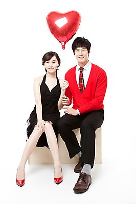 포토 JPG 스튜디오촬영 전신 커플 드레스 여자 남자 행복 구두 포즈 프로포즈 모션 웃음 누끼 사람 앉기 동양인 이벤트 20대 두명 앞모습 빨간색 파티 한국인 하이힐 스웨터 즐거움 풍선 청년만 성인만 국내포토 옷 감정 뷰포인트 컬러 신발 상의 관계 실내 표정 인종 청년 여성화 파일형식