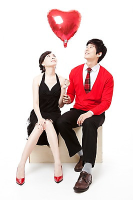 포토 JPG 스튜디오촬영 전신 커플 응시 드레스 여자 남자 행복 구두 포즈 프로포즈 모션 웃음 누끼 사람 앉기 동양인 이벤트 20대 두명 빨간색 파티 한국인 하이힐 스웨터 즐거움 풍선 청년만 성인만 국내포토 시선 옷 감정 컬러 신발 상의 관계 실내 표정 인종 청년 여성화 파일형식