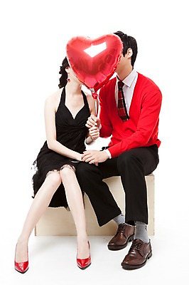 포토 JPG 스튜디오촬영 전신 커플 드레스 여자 남자 행복 구두 포즈 프로포즈 모션 웃음 누끼 사람 앉기 동양인 이벤트 20대 두명 빨간색 파티 한국인 하이힐 스웨터 즐거움 풍선 얼굴가리기 청년만 성인만 국내포토 옷 감정 컬러 신발 상의 관계 실내 표정 인종 청년 가림 여성화 파일형식