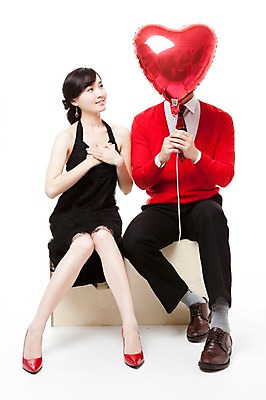 포토 JPG 스튜디오촬영 전신 커플 드레스 여자 남자 행복 구두 포즈 프로포즈 모션 웃음 누끼 사람 앉기 동양인 이벤트 20대 두명 빨간색 파티 한국인 하이힐 스웨터 즐거움 풍선 얼굴가리기 청년만 성인만 국내포토 옷 감정 컬러 신발 상의 관계 실내 표정 인종 청년 가림 여성화 파일형식