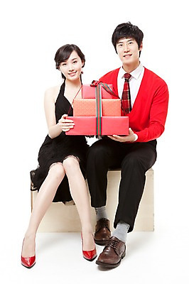 포토 JPG 스튜디오촬영 전신 커플 드레스 여자 남자 행복 구두 포즈 프로포즈 모션 선물 웃음 누끼 사람 앉기 동양인 이벤트 20대 두명 빨간색 선물상자 파티 한국인 하이힐 스웨터 즐거움 청년만 성인만 국내포토 옷 감정 컬러 신발 상의 관계 실내 표정 인종 청년 상자 여성화 파일형식