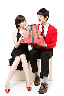 포토 JPG 스튜디오촬영 전신 커플 드레스 여자 남자 행복 구두 포즈 프로포즈 모션 선물 웃음 누끼 사람 앉기 동양인 이벤트 20대 두명 빨간색 선물상자 파티 마주보기 한국인 하이힐 스웨터 즐거움 청년만 성인만 국내포토 옷 감정 컬러 신발 상의 관계 실내 표정 인종 청년 상자 여성화 파일형식