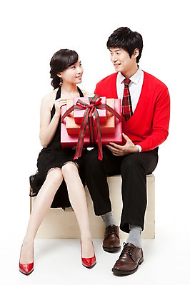 포토 JPG 스튜디오촬영 전신 커플 드레스 여자 남자 행복 구두 포즈 프로포즈 모션 선물 웃음 누끼 사람 앉기 동양인 이벤트 20대 두명 빨간색 선물상자 파티 마주보기 한국인 하이힐 스웨터 즐거움 청년만 성인만 국내포토 옷 감정 컬러 신발 상의 관계 실내 표정 인종 청년 상자 여성화 파일형식