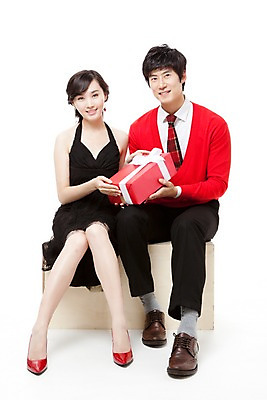 포토 JPG 스튜디오촬영 전신 커플 드레스 여자 남자 행복 구두 포즈 프로포즈 모션 선물 웃음 누끼 사람 앉기 동양인 이벤트 20대 두명 빨간색 선물상자 파티 한국인 하이힐 스웨터 즐거움 청년만 성인만 국내포토 옷 감정 컬러 신발 상의 관계 실내 표정 인종 청년 상자 여성화 파일형식