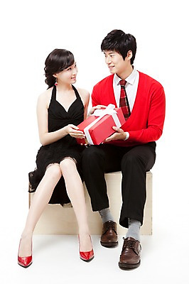 포토 JPG 스튜디오촬영 전신 커플 드레스 여자 남자 행복 구두 포즈 프로포즈 모션 선물 웃음 누끼 사람 앉기 동양인 이벤트 20대 두명 빨간색 선물상자 파티 마주보기 한국인 하이힐 스웨터 즐거움 청년만 성인만 국내포토 옷 감정 컬러 신발 상의 관계 실내 표정 인종 청년 상자 여성화 파일형식