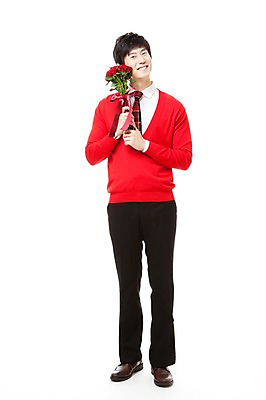 포토 JPG 스튜디오촬영 전신 남자 꽃다발 포즈 프로포즈 모션 한명 서기 웃음 들기 누끼 사람 동양인 이벤트 20대 앞모습 빨간색 장미 한국인 스웨터 즐거움 남자만 남자한명만 성인남자만 청년만 청년남자만 청년남자한명만 성인한명만 성인남자한명만 성인만 국내포토 1 꽃 감정 뷰포인트 컬러 상의 실내 표정 인종 청년 파일형식