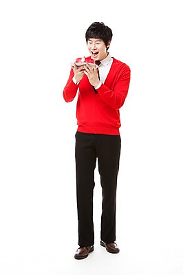 포토 JPG 스튜디오촬영 전신 남자 포즈 모션 한명 서기 들기 누끼 사람 동양인 이벤트 20대 앞모습 빨간색 파티 케이크 한국인 스웨터 먹기 남자만 남자한명만 성인남자만 청년만 청년남자만 청년남자한명만 성인한명만 성인남자한명만 성인만 내려보기 국내포토 1 뷰포인트 컬러 상의 디저트 실내 인종 청년 파일형식