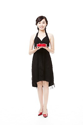 포토 JPG 스튜디오촬영 전신 드레스 여자 구두 포즈 모션 한명 서기 웃음 들기 누끼 사람 동양인 이벤트 20대 앞모습 빨간색 파티 케이크 한국인 하이힐 즐거움 여자만 여자한명만 성인여자만 청년만 청년여자만 성인한명만 청년여자한명만 성인여자한명만 성인만 국내포토 1 옷 감정 뷰포인트 컬러 신발 디저트 실내 표정 인종 청년 여성화 파일형식