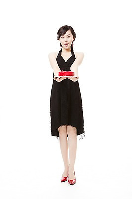 포토 JPG 스튜디오촬영 전신 드레스 여자 구두 포즈 모션 한명 서기 웃음 들기 누끼 사람 동양인 이벤트 20대 앞모습 빨간색 파티 케이크 한국인 하이힐 즐거움 여자만 여자한명만 성인여자만 청년만 청년여자만 성인한명만 청년여자한명만 성인여자한명만 성인만 국내포토 1 옷 감정 뷰포인트 컬러 신발 디저트 실내 표정 인종 청년 여성화 파일형식