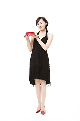 포토 JPG 스튜디오촬영 전신 드레스 여자 구두 포즈 모션 한명 서기 웃음 들기 누끼 사람 동양인 이벤트 20대 앞모습 빨간색 파티 케이크 한국인 하이힐 즐거움 여자만 여자한명만 성인여자만 청년만 청년여자만 성인한명만 청년여자한명만 성인여자한명만 성인만 국내포토 1 옷 감정 뷰포인트 컬러 신발 디저트 실내 표정 인종 청년 여성화 파일형식