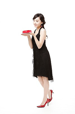 포토 JPG 스튜디오촬영 전신 드레스 여자 구두 포즈 모션 한명 서기 웃음 들기 누끼 사람 동양인 이벤트 20대 옆모습 빨간색 파티 케이크 한국인 하이힐 즐거움 여자만 여자한명만 성인여자만 청년만 청년여자만 성인한명만 청년여자한명만 성인여자한명만 성인만 내려보기 국내포토 1 옷 감정 뷰포인트 컬러 신발 디저트 실내 표정 인종 청년 여성화 파일형식