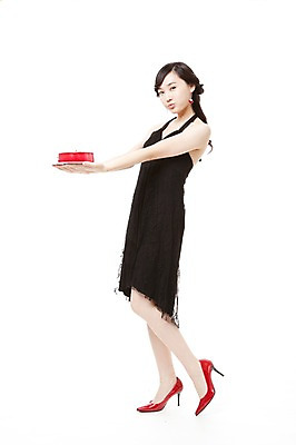 포토 JPG 스튜디오촬영 전신 드레스 여자 구두 포즈 모션 한명 서기 웃음 들기 누끼 사람 동양인 이벤트 20대 옆모습 빨간색 파티 케이크 한국인 하이힐 즐거움 주기 여자만 여자한명만 성인여자만 청년만 청년여자만 성인한명만 청년여자한명만 성인여자한명만 성인만 국내포토 1 옷 감정 뷰포인트 컬러 신발 디저트 실내 표정 인종 청년 여성화 파일형식