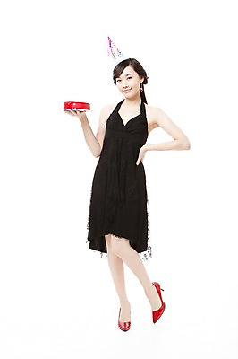 포토 JPG 스튜디오촬영 전신 모자 드레스 여자 구두 허리손 포즈 모션 한명 서기 웃음 들기 누끼 사람 동양인 이벤트 20대 앞모습 빨간색 파티 케이크 고깔모자 한국인 하이힐 즐거움 여자만 여자한명만 성인여자만 청년만 청년여자만 성인한명만 청년여자한명만 성인여자한명만 성인만 국내포토 모자_잡화 1 잡화 옷 감정 뷰포인트 컬러 신발 디저트 실내 표정 인종 청년 여성화 파일형식