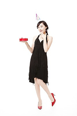 포토 JPG 스튜디오촬영 전신 모자 드레스 여자 구두 포즈 모션 한명 서기 웃음 들기 누끼 사람 동양인 이벤트 20대 앞모습 빨간색 파티 케이크 고깔모자 한국인 하이힐 즐거움 여자만 여자한명만 성인여자만 청년만 청년여자만 성인한명만 청년여자한명만 성인여자한명만 성인만 국내포토 모자_잡화 1 잡화 옷 감정 뷰포인트 컬러 신발 디저트 실내 표정 인종 청년 여성화 파일형식