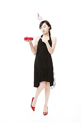 포토 JPG 스튜디오촬영 전신 모자 드레스 여자 구두 포즈 모션 윙크 한명 서기 웃음 들기 누끼 사람 동양인 이벤트 20대 앞모습 빨간색 파티 케이크 고깔모자 한국인 가리킴 하이힐 즐거움 여자만 여자한명만 성인여자만 청년만 청년여자만 성인한명만 청년여자한명만 성인여자한명만 성인만 국내포토 모자_잡화 1 잡화 옷 감정 뷰포인트 컬러 신발 디저트 실내 표정 인종 손짓 청년 여성화 파일형식