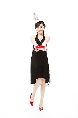 포토 JPG 스튜디오촬영 전신 모자 드레스 여자 구두 포즈 모션 한명 서기 웃음 들기 누끼 사람 동양인 이벤트 20대 앞모습 빨간색 파티 케이크 고깔모자 한국인 하이힐 불기 즐거움 주기 여자만 여자한명만 성인여자만 청년만 청년여자만 성인한명만 청년여자한명만 성인여자한명만 성인만 국내포토 모자_잡화 1 잡화 옷 감정 뷰포인트 컬러 신발 디저트 실내 표정 인종 청년 여성화 파일형식