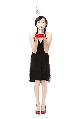 포토 JPG 스튜디오촬영 전신 모자 드레스 여자 구두 포즈 모션 한명 서기 웃음 누끼 사람 동양인 이벤트 20대 앞모습 빨간색 파티 케이크 고깔모자 한국인 하이힐 불기 즐거움 촛불끄기 여자만 여자한명만 성인여자만 청년만 청년여자만 성인한명만 청년여자한명만 성인여자한명만 성인만 국내포토 모자_잡화 1 잡화 옷 감정 뷰포인트 컬러 신발 디저트 실내 표정 인종 청년 여성화 끄기 파일형식