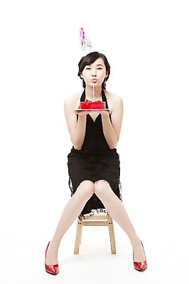 포토 JPG 스튜디오촬영 전신 모자 드레스 여자 구두 포즈 의자 모션 한명 웃음 들기 누끼 사람 앉기 동양인 이벤트 20대 빨간색 파티 케이크 고깔모자 한국인 하이힐 불기 즐거움 촛불끄기 여자만 여자한명만 성인여자만 청년만 청년여자만 성인한명만 청년여자한명만 성인여자한명만 성인만 국내포토 모자_잡화 1 잡화 옷 감정 컬러 가구 신발 디저트 실내 표정 인종 청년 여성화 끄기 파일형식