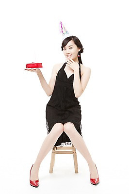포토 JPG 스튜디오촬영 전신 모자 드레스 여자 구두 포즈 의자 모션 한명 웃음 들기 누끼 사람 앉기 동양인 이벤트 20대 앞모습 빨간색 파티 케이크 고깔모자 한국인 하이힐 즐거움 여자만 여자한명만 성인여자만 청년만 청년여자만 성인한명만 청년여자한명만 성인여자한명만 성인만 국내포토 모자_잡화 1 잡화 옷 감정 뷰포인트 컬러 가구 신발 디저트 실내 표정 인종 청년 여성화 파일형식