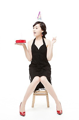 포토 JPG 스튜디오촬영 전신 모자 드레스 여자 구두 포즈 의자 모션 한명 웃음 들기 누끼 사람 앉기 동양인 이벤트 20대 옆모습 빨간색 파티 케이크 고깔모자 한국인 하이힐 즐거움 여자만 여자한명만 성인여자만 청년만 청년여자만 성인한명만 청년여자한명만 성인여자한명만 성인만 국내포토 모자_잡화 1 잡화 옷 감정 뷰포인트 컬러 가구 신발 디저트 실내 표정 인종 청년 여성화 파일형식