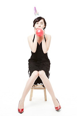 포토 JPG 스튜디오촬영 전신 모자 드레스 여자 구두 포즈 의자 모션 윙크 한명 누끼 사람 앉기 동양인 이벤트 20대 앞모습 빨간색 파티 고깔모자 한국인 하이힐 풍선 풍선불기 여자만 여자한명만 성인여자만 청년만 청년여자만 성인한명만 청년여자한명만 성인여자한명만 성인만 국내포토 모자_잡화 1 잡화 옷 뷰포인트 컬러 가구 신발 실내 표정 인종 청년 여성화 불기 파일형식