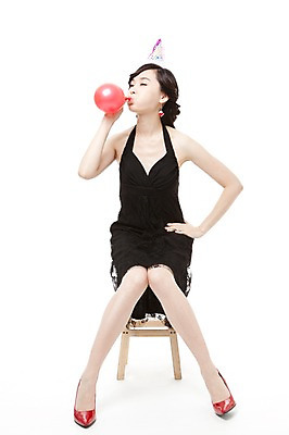 포토 JPG 스튜디오촬영 전신 모자 드레스 여자 구두 허리손 포즈 의자 모션 한명 누끼 사람 앉기 동양인 이벤트 20대 빨간색 파티 고깔모자 한국인 하이힐 풍선 풍선불기 여자만 여자한명만 성인여자만 청년만 청년여자만 성인한명만 청년여자한명만 성인여자한명만 성인만 국내포토 모자_잡화 1 잡화 옷 컬러 가구 신발 실내 인종 청년 여성화 불기 파일형식
