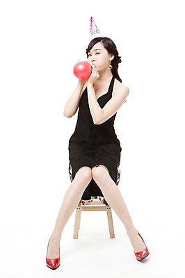 포토 JPG 스튜디오촬영 전신 모자 드레스 여자 구두 포즈 의자 모션 한명 누끼 사람 앉기 동양인 이벤트 20대 빨간색 파티 고깔모자 한국인 하이힐 풍선 풍선불기 여자만 여자한명만 성인여자만 청년만 청년여자만 성인한명만 청년여자한명만 성인여자한명만 성인만 국내포토 모자_잡화 1 잡화 옷 컬러 가구 신발 실내 인종 청년 여성화 불기 파일형식