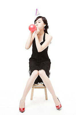 포토 JPG 스튜디오촬영 전신 모자 드레스 여자 구두 포즈 의자 모션 한명 누끼 사람 앉기 동양인 이벤트 20대 빨간색 파티 고깔모자 한국인 하이힐 풍선 풍선불기 여자만 여자한명만 성인여자만 청년만 청년여자만 성인한명만 청년여자한명만 성인여자한명만 성인만 국내포토 모자_잡화 1 잡화 옷 컬러 가구 신발 실내 인종 청년 여성화 불기 파일형식