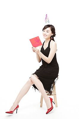 포토 JPG 스튜디오촬영 전신 모자 드레스 여자 구두 포즈 의자 모션 한명 미소 누끼 사람 앉기 동양인 이벤트 20대 옆모습 빨간색 파티 고깔모자 한국인 하이힐 읽기 여자만 여자한명만 성인여자만 청년만 청년여자만 성인한명만 청년여자한명만 성인여자한명만 성인만 국내포토 카드프레임 모자_잡화 1 잡화 옷 뷰포인트 컬러 가구 신발 프레임 실내 표정 인종 청년 여성화 파일형식