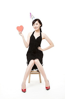 포토 JPG 스튜디오촬영 전신 모자 드레스 여자 구두 허리손 포즈 의자 모션 선물 한명 웃음 들기 누끼 사람 앉기 동양인 손짓 이벤트 20대 빨간색 파티 고깔모자 한국인 하이힐 하트상자 여자만 여자한명만 성인여자만 청년만 청년여자만 성인한명만 청년여자한명만 성인여자한명만 성인만 국내포토 모자_잡화 1 잡화 옷 컬러 가구 신발 실내 표정 인종 청년 상자 여성화 파일형식