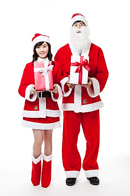 포토 JPG 스튜디오촬영 전신 커플 여자 남자 포즈 크리스마스 산타모자 모션 산타옷 수염 선물 서기 들기 누끼 사람 동양인 이벤트 20대 두명 앞모습 선물상자 산타클로스 파티 한국인 청년만 성인만 국내포토 모자_잡화 옷 기념일 뷰포인트 관계 실내 인종 청년 상자 파일형식
