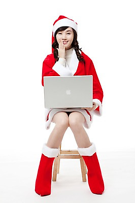 포토 JPG 스튜디오촬영 전신 여자 포즈 크리스마스 산타모자 모션 산타옷 장화 한명 누끼 사람 앉기 동양인 이벤트 20대 앞모습 노트북 한국인 웹서핑 검색 여자만 여자한명만 성인여자만 청년만 청년여자만 성인한명만 청년여자한명만 성인여자한명만 성인만 국내포토 모자_잡화 1 옷 기념일 뷰포인트 신발 실내 인종 청년 전자제품 파일형식