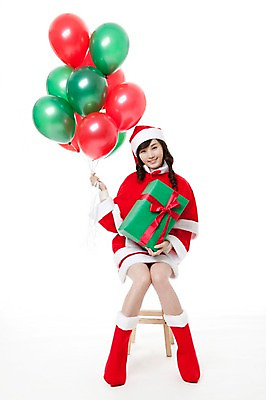 포토 JPG 스튜디오촬영 전신 여자 포즈 크리스마스 산타모자 모션 산타옷 선물 장화 한명 웃음 들기 누끼 사람 앉기 동양인 이벤트 20대 앞모습 선물상자 파티 한국인 즐거움 풍선 여자만 여자한명만 성인여자만 청년만 청년여자만 성인한명만 청년여자한명만 성인여자한명만 성인만 국내포토 모자_잡화 1 옷 기념일 감정 뷰포인트 신발 실내 표정 인종 청년 상자 파일형식