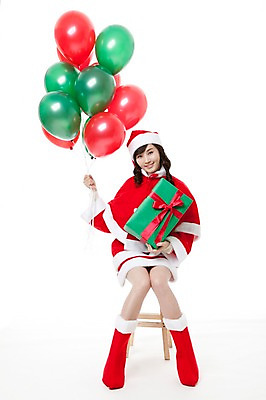 포토 JPG 스튜디오촬영 전신 여자 포즈 크리스마스 산타모자 모션 산타옷 선물 장화 한명 웃음 들기 누끼 사람 앉기 동양인 이벤트 20대 앞모습 선물상자 파티 한국인 즐거움 풍선 여자만 여자한명만 성인여자만 청년만 청년여자만 성인한명만 청년여자한명만 성인여자한명만 성인만 국내포토 모자_잡화 1 옷 기념일 감정 뷰포인트 신발 실내 표정 인종 청년 상자 파일형식