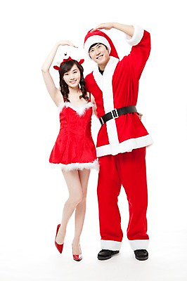 포토 JPG 스튜디오촬영 전신 커플 여자 남자 포즈 크리스마스 산타모자 모션 산타옷 서기 누끼 사람 동양인 이벤트 20대 두명 앞모습 산타클로스 파티 한국인 하트 손하트 청년만 성인만 국내포토 모양 모자_잡화 옷 기념일 뷰포인트 관계 실내 인종 손짓 청년 파일형식