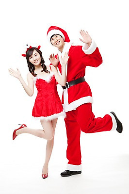 포토 JPG 스튜디오촬영 전신 커플 여자 남자 포즈 크리스마스 산타모자 모션 산타옷 서기 누끼 사람 동양인 이벤트 20대 두명 앞모습 산타클로스 파티 귀여움 한국인 청년만 성인만 국내포토 모자_잡화 옷 기념일 뷰포인트 컨셉 관계 실내 인종 청년 파일형식