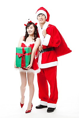 포토 JPG 스튜디오촬영 전신 커플 여자 남자 포즈 크리스마스 산타모자 모션 산타옷 선물 서기 누끼 사람 동양인 이벤트 20대 두명 앞모습 선물상자 산타클로스 파티 한국인 보따리 청년만 성인만 국내포토 모자_잡화 옷 기념일 뷰포인트 관계 실내 인종 청년 상자 파일형식