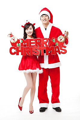 포토 JPG 스튜디오촬영 전신 커플 여자 남자 포즈 크리스마스 산타모자 모션 산타옷 서기 웃음 들기 누끼 사람 동양인 이벤트 20대 두명 앞모습 장식 산타클로스 파티 한국인 즐거움 청년만 성인만 국내포토 모자_잡화 옷 기념일 감정 뷰포인트 관계 실내 표정 인종 청년 파일형식