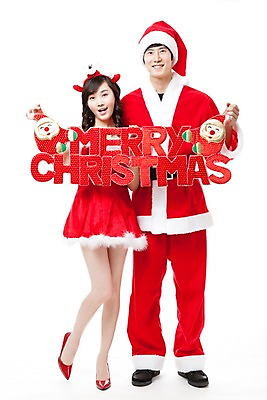 포토 JPG 스튜디오촬영 전신 커플 여자 남자 포즈 크리스마스 산타모자 모션 산타옷 서기 웃음 들기 누끼 사람 동양인 이벤트 20대 두명 앞모습 장식 산타클로스 파티 한국인 즐거움 청년만 성인만 국내포토 모자_잡화 옷 기념일 감정 뷰포인트 관계 실내 표정 인종 청년 파일형식