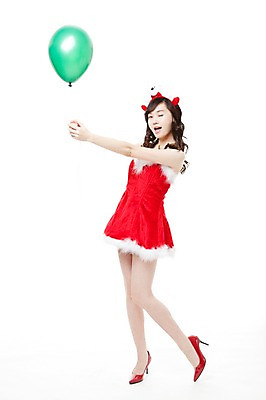 포토 JPG 스튜디오촬영 전신 여자 구두 포즈 크리스마스 모션 산타옷 윙크 한명 서기 들기 누끼 사람 동양인 이벤트 20대 옆모습 빨간색 파티 한국인 머리띠 하이힐 풍선 여자만 여자한명만 성인여자만 청년만 청년여자만 성인한명만 청년여자한명만 성인여자한명만 성인만 국내포토 1 옷 기념일 뷰포인트 컬러 신발 장신구 실내 표정 인종 청년 여성화 파일형식