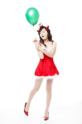 포토 JPG 스튜디오촬영 전신 여자 구두 포즈 크리스마스 모션 산타옷 윙크 한명 서기 들기 누끼 사람 동양인 이벤트 20대 앞모습 빨간색 파티 한국인 머리띠 하이힐 풍선 여자만 여자한명만 성인여자만 청년만 청년여자만 성인한명만 청년여자한명만 성인여자한명만 성인만 국내포토 1 옷 기념일 뷰포인트 컬러 신발 장신구 실내 표정 인종 청년 여성화 파일형식