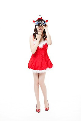 포토 JPG 스튜디오촬영 전신 응시 여자 구두 포즈 크리스마스 모션 산타옷 한명 서기 누끼 사람 동양인 이벤트 20대 앞모습 빨간색 파티 놀람 망원경 한국인 관찰 머리띠 하이힐 여자만 여자한명만 성인여자만 청년만 청년여자만 성인한명만 청년여자한명만 성인여자한명만 성인만 국내포토 1 시선 옷 기념일 감정 뷰포인트 컬러 신발 장신구 실내 표정 인종 청년 여성화 파일형식